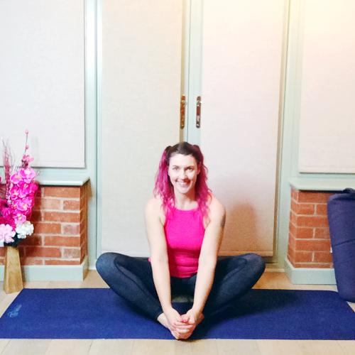 Super Seated Salutation A fabulous seated salutation. Perfect to warm up the body ready for further yoga practice. It gently stretches the legs, warms up the sides, chest, back, arms and shoulders. Brings focus to the mind and is energising working with breath and movement. Repeat 3 or 4 times for best results.